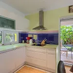 A פורץ